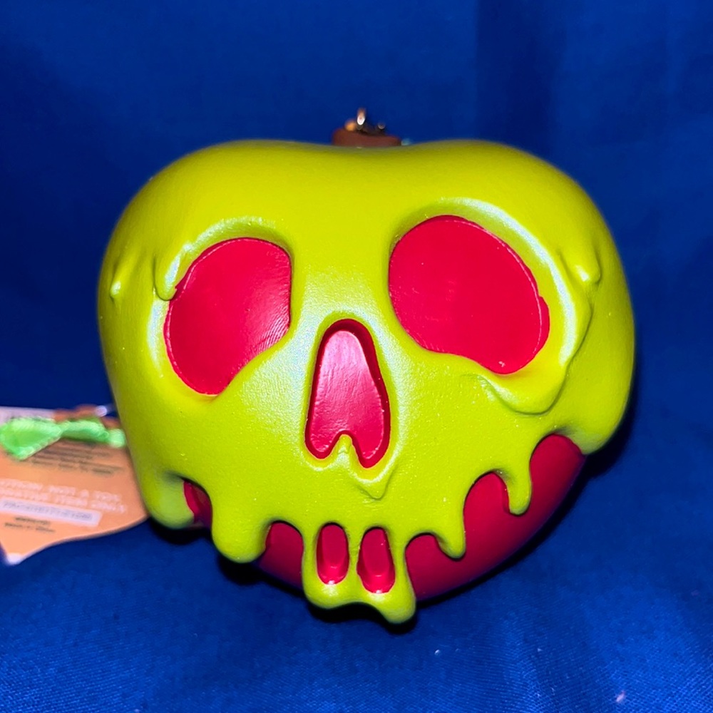 🍎 Disney Parks Snow White Evil Queen POISON APPLE Ornament - NEW